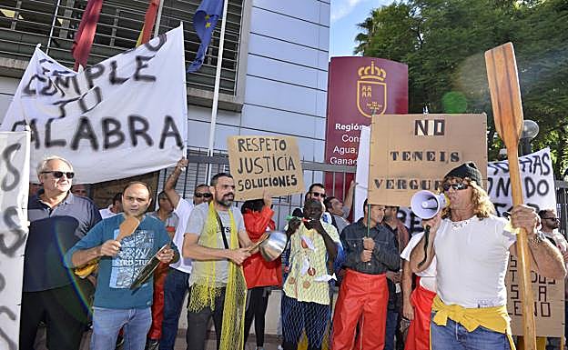 Los pescadores de San Pedro del Pinatar, protestando ante la Consejería.