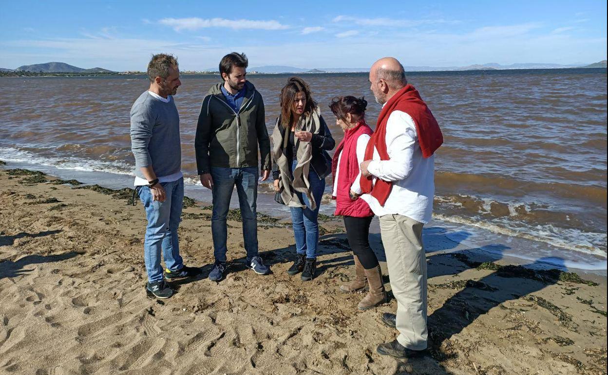 Sánchez Serna, Sira Rego y Esther Herguedas, este miércoles, durante su visita al Mar Menor.