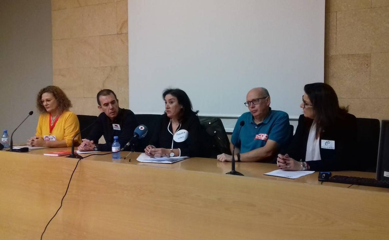 Rueda de prensa de la plataforma junto a representantes sindicales.