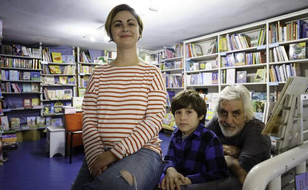 Imagen principal - Arriba. Laura, de la librería madrileña Rafael Alberti, hizo posible el encuentro de Matías (9 años) con su autor favorito, Andrés Guerrero / José Ramón Ladra. | Abajo. El escritor y librero Santos Moreno (i) y el director de la librería malagueña Prometeo, Jesús Otaola / Rafael Gutiérrez, en su librería de Gijón, La buena letra.