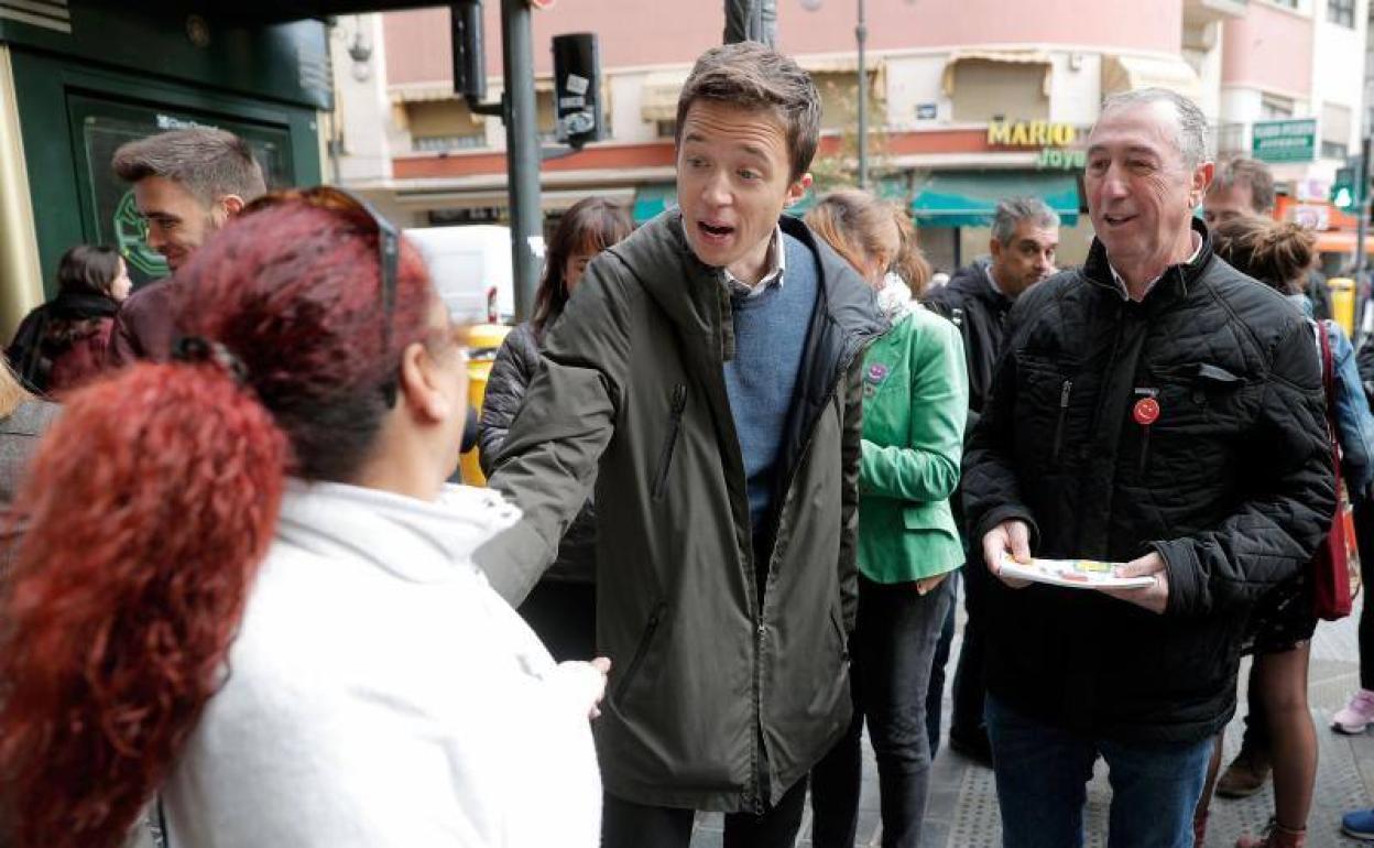 Íñigo Errejón y Joan Baldoví reparten propaganda electoral en las calles de Valencia.