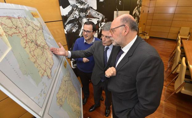 Con Julián López y Javier Herrero, director de Carreteras. 