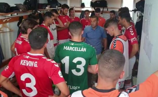 Los jugadores del Real Murcia escuchando la charla de su entrenador antes del debut en Liga.