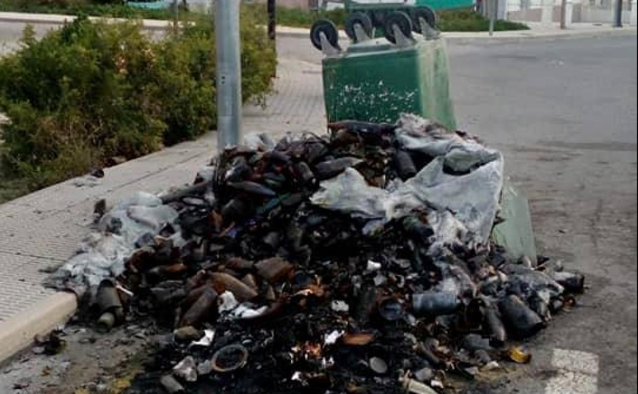 Albudeite amanece con siete contenedores quemados durante la madrugada