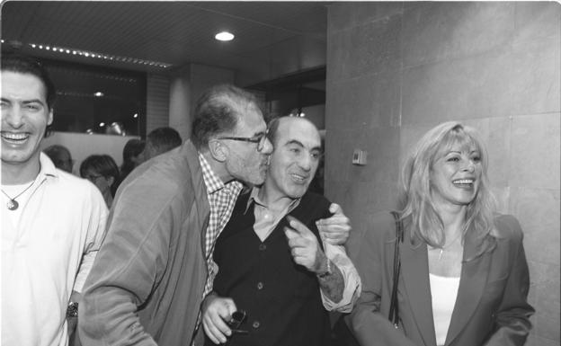 Eusebio Lázaro es besado por Juan Luis Galiardo, en presencia de Manuel Bandera y María Luisa San José. La foto está tomada en Murcia, en 1997, durante la presentación de la película 'Pajarico', de Carlos Saura. 