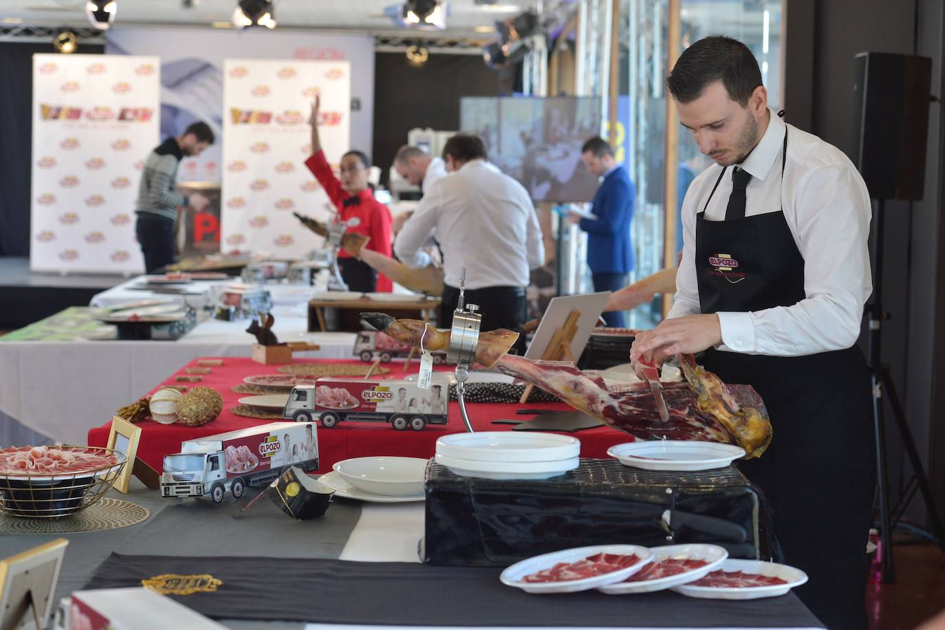 El sevillano gana el III Concurso de Cortadores Profesionales de Jamón, organizado por eLPOZO, en la octava edición de Región de Murcia Gastronómica
