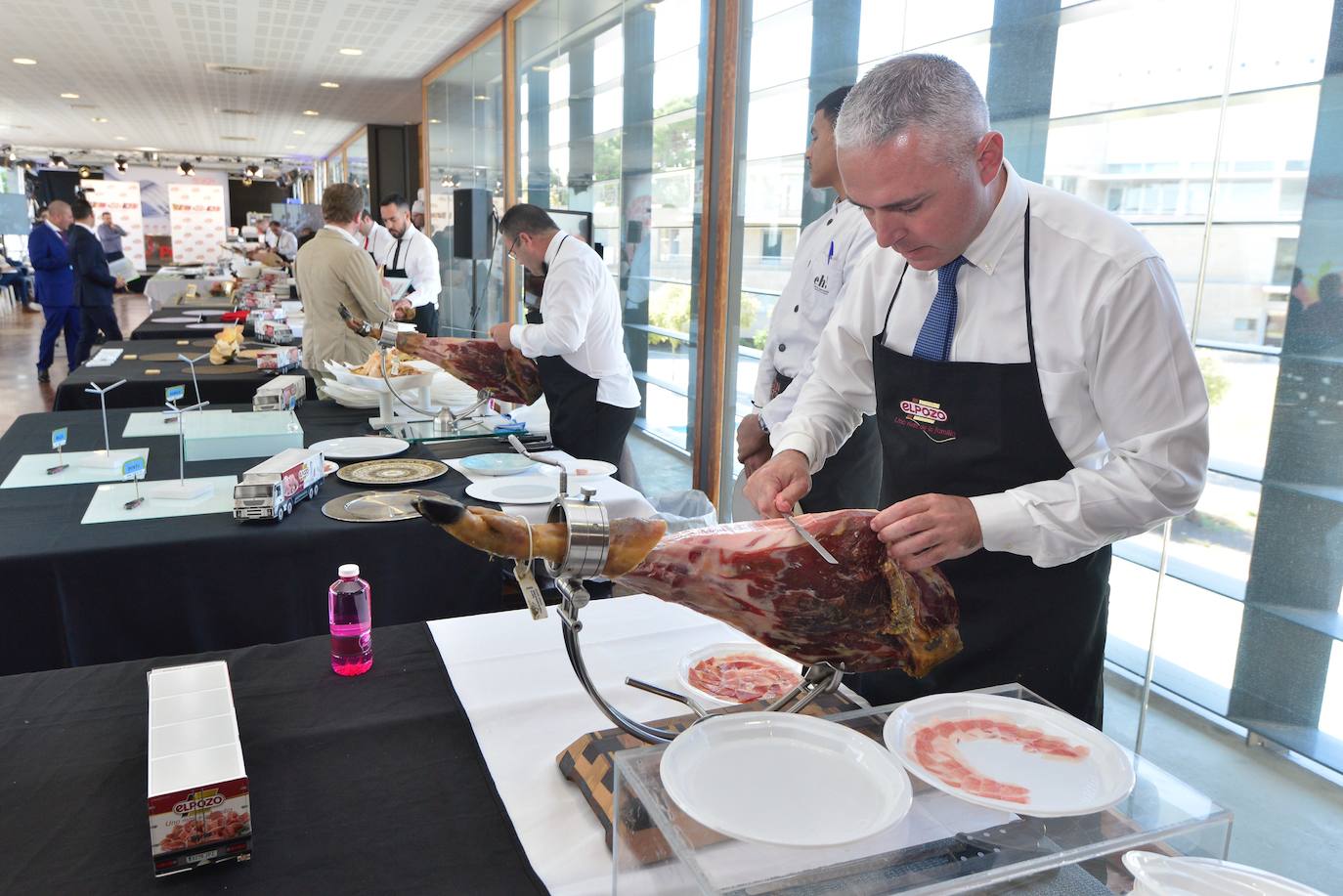 El sevillano gana el III Concurso de Cortadores Profesionales de Jamón, organizado por eLPOZO, en la octava edición de Región de Murcia Gastronómica