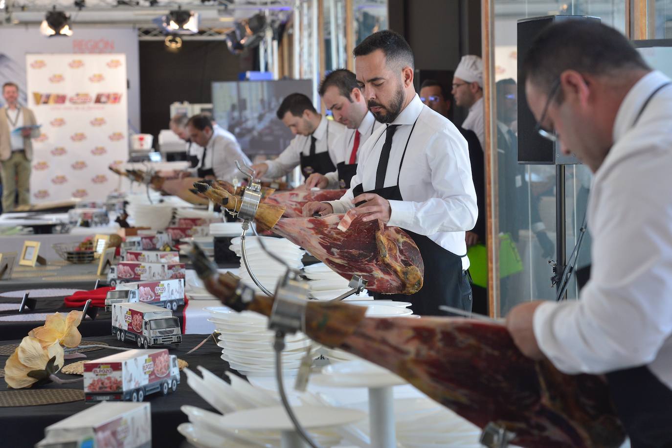 El sevillano gana el III Concurso de Cortadores Profesionales de Jamón, organizado por eLPOZO, en la octava edición de Región de Murcia Gastronómica
