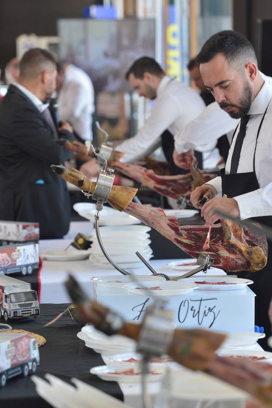 El sevillano gana el III Concurso de Cortadores Profesionales de Jamón, organizado por eLPOZO, en la octava edición de Región de Murcia Gastronómica