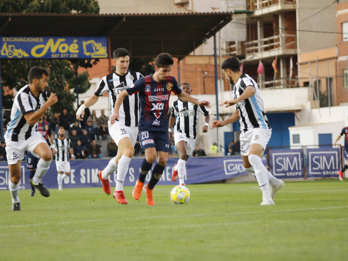 Dos goles del defensa alicantino, en estado de gracia, dejaron encarrilado el partido en la primer parte