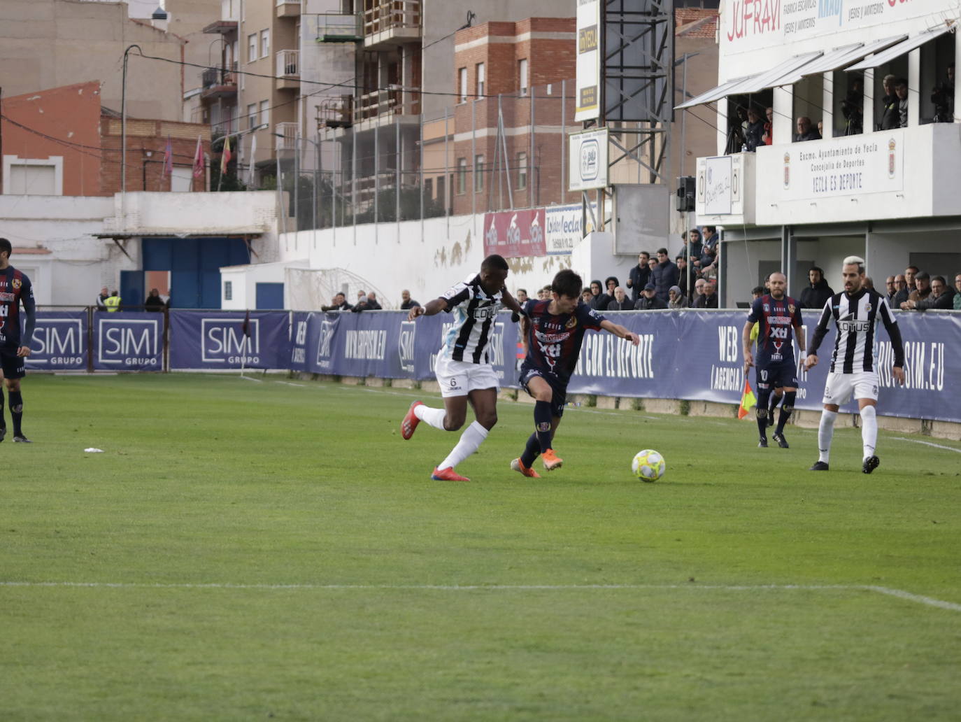 Dos goles del defensa alicantino, en estado de gracia, dejaron encarrilado el partido en la primer parte