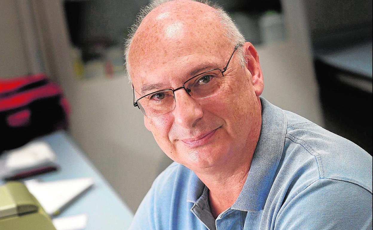 Francis Mojica, en su laboratorio de la Universidad de Alicante. 