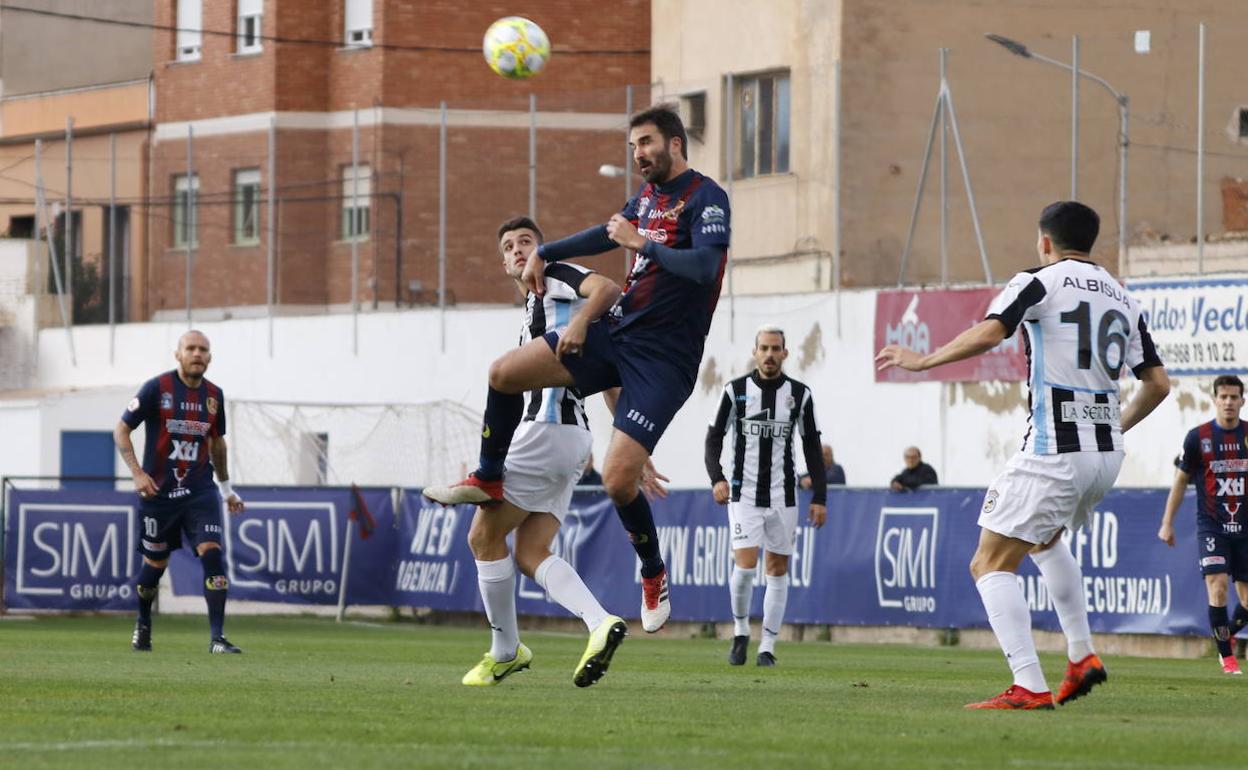 Rula intenta irse del estrecho marcaje de cuatro jugadores del Linense.