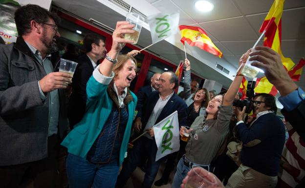 La cabeza de lista de Vox, Lourdes Méndez, celebra el triunfo con sus compañeros en la sede del partido en Murcia.