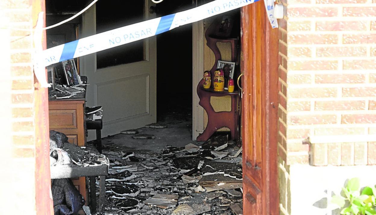 La casa sufrió graves daños por el incendio. 