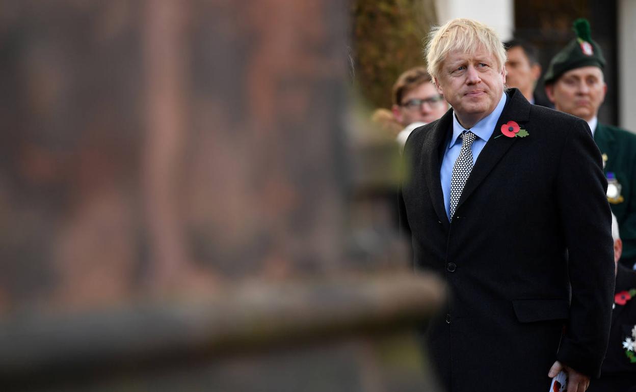 El primer ministro británico, Boris Johnson, asiste a un acto de conmemoración en el Día del Armisticio, el aniversario del fin de la Primera Guerra Mundial en 1918.