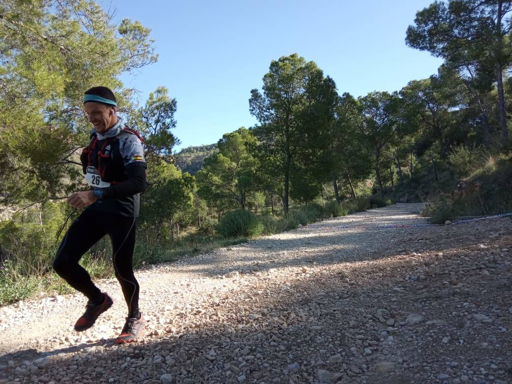 El atleta del Mobel Automenor Running Team vence con un tiempo de 1:33:14, por los 2:01:03 para la ganadora femenina.