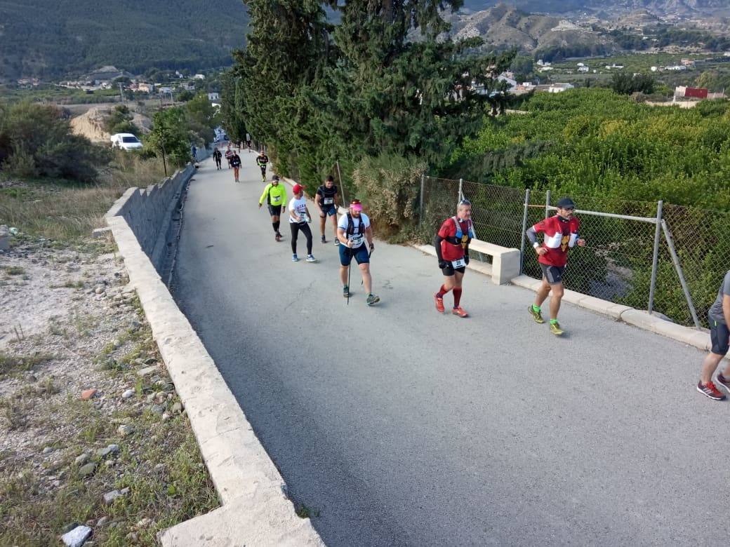 El atleta del Mobel Automenor Running Team vence con un tiempo de 1:33:14, por los 2:01:03 para la ganadora femenina.