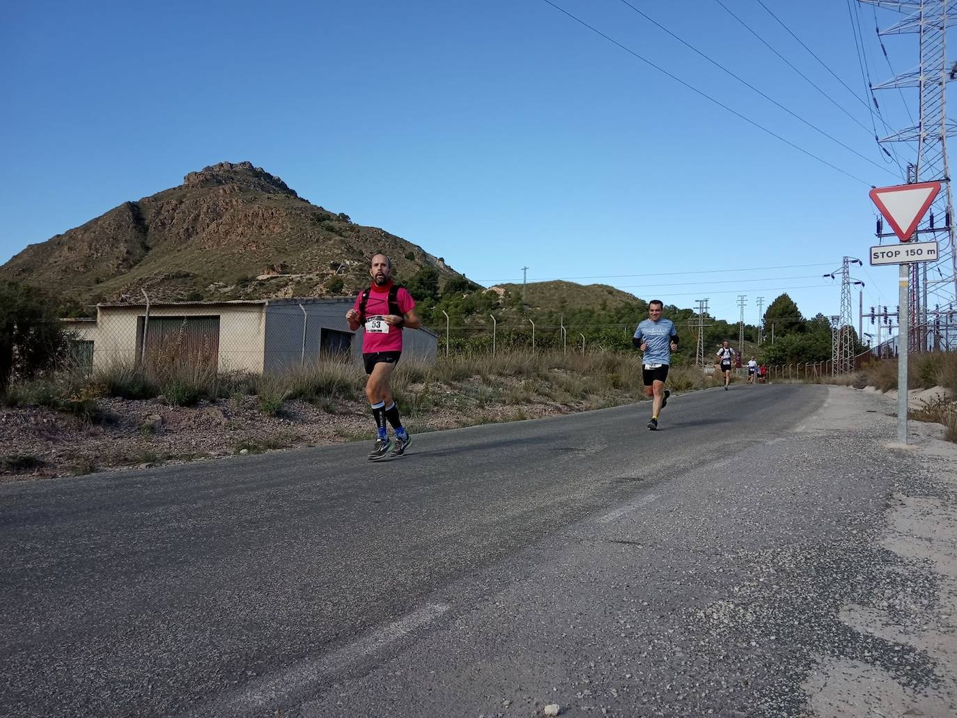 El atleta del Mobel Automenor Running Team vence con un tiempo de 1:33:14, por los 2:01:03 para la ganadora femenina.