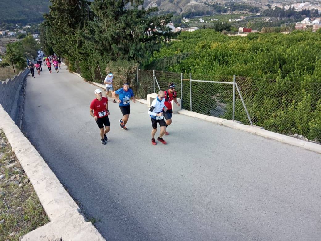 El atleta del Mobel Automenor Running Team vence con un tiempo de 1:33:14, por los 2:01:03 para la ganadora femenina.