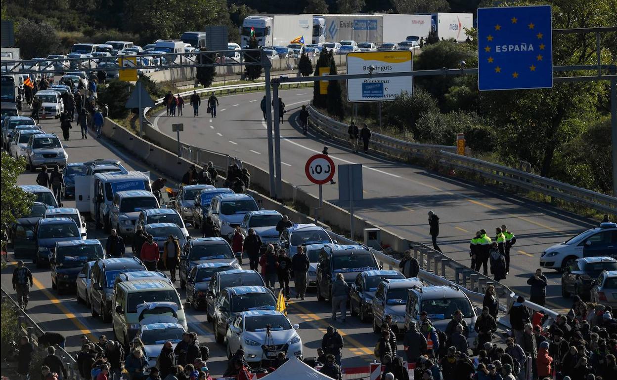 Decenas de vehículos atascados, este lunes, en la AP-7.