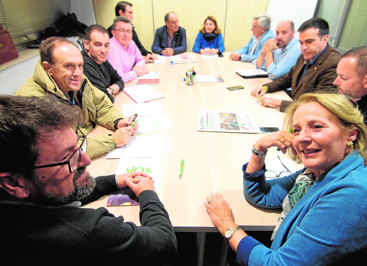 Los miembros del comité electoral de Vox analizan sus resultados en la tarde de ayer. 