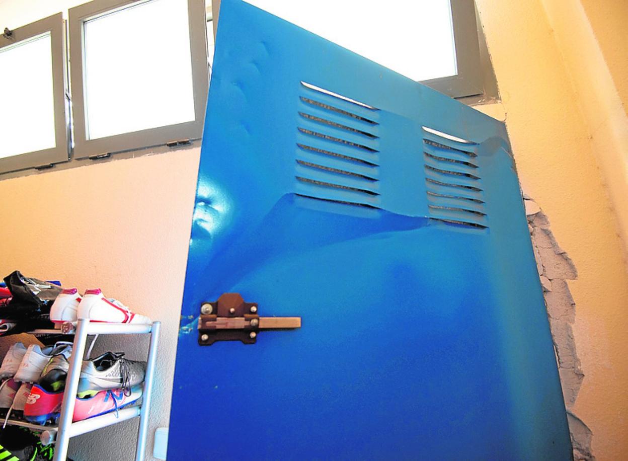 La puerta del almacén donde se produjo el robo. 