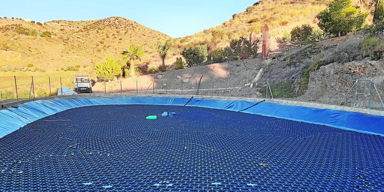 'Widgets' -hexágonos de plástico- fabricados por la firma murciana Tetnimat, alineados sobre una instalación de riego de Los Arejos (Águilas) para ahorrar agua. 