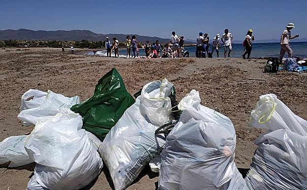Recogida de plásticos en Marina de Cope. 