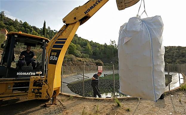 Vertido de 'widgets' en una balsa, el pasado 30 de octubre. 
