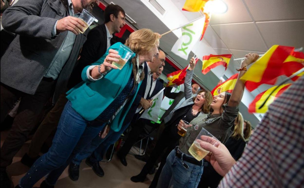 Militantes de Vox celebran sus resultados en la sede de Murcia.