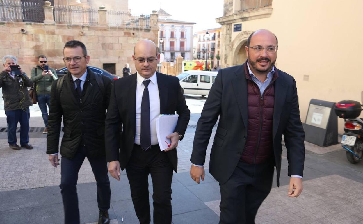 Pedro Antonio Sánchez, este martes, a su llegada al juzgado de Lorca. 