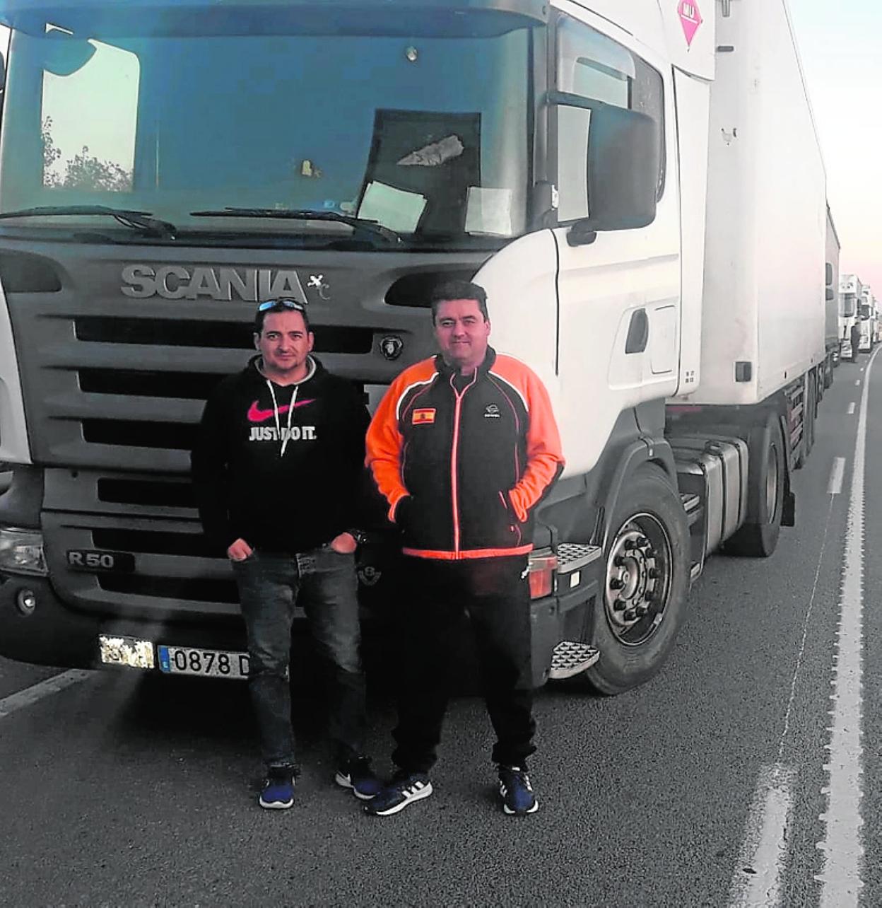 Iván y Leonardo, camioneros murcianos, ayer, en Figueras. 