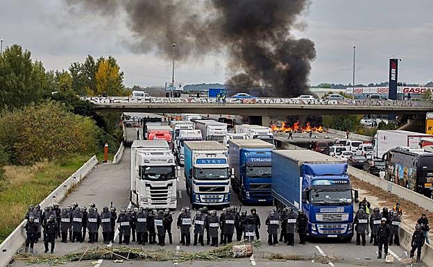 El fuerte dispositivo policial integrado por antidisturbios de los Mossos y de la Policía Nacional que ha conseguido desbloquear la AP-7.