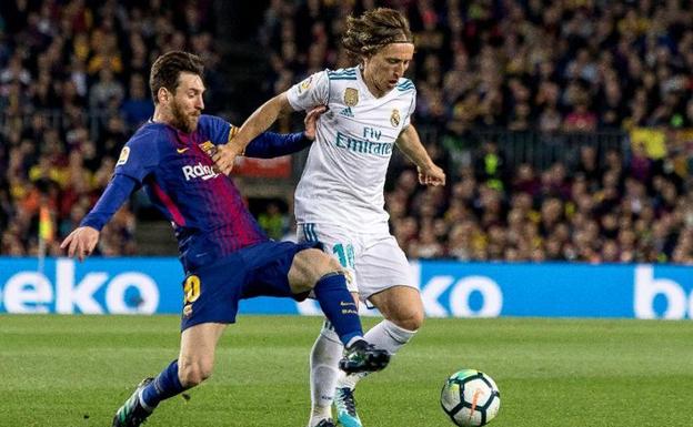 Leo Messi y Luka Modric, en un partido jugado en el Camp Nou