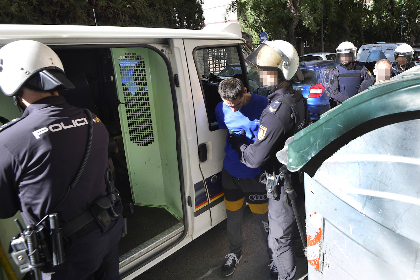 En la actuación han intervenido hasta 60 efectivos de diversos grupos especializados de la Policía Nacional, desplazados desde diversas provincias. Se han incautado cantidades aún por determinar de hachís, heroína y cocaína