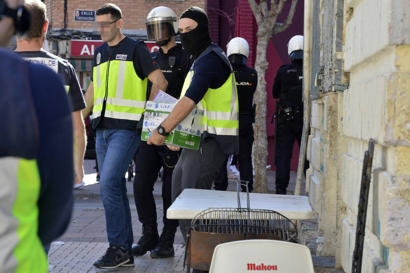 En la actuación han intervenido hasta 60 efectivos de diversos grupos especializados de la Policía Nacional, desplazados desde diversas provincias. Se han incautado cantidades aún por determinar de hachís, heroína y cocaína