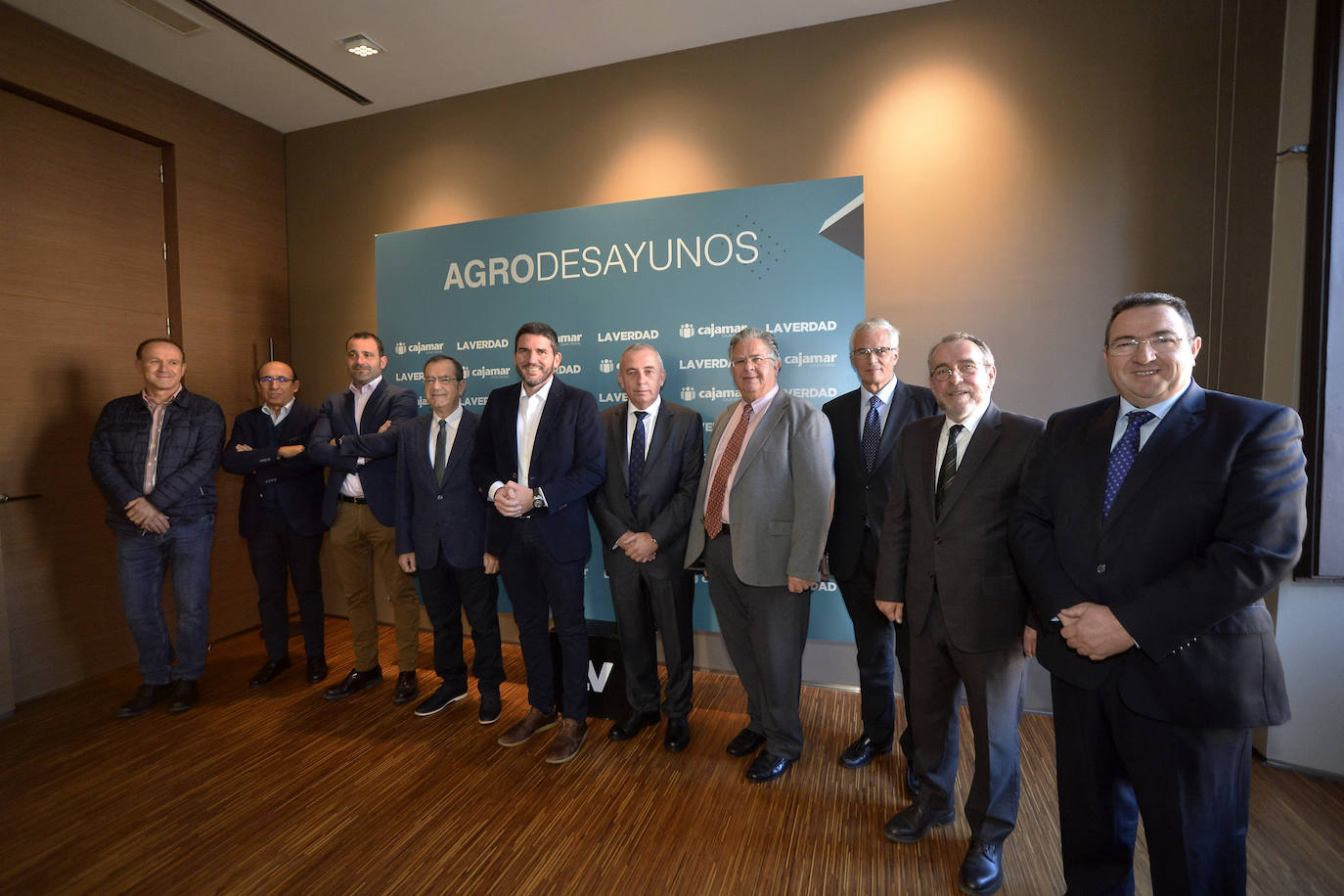 El consejero de Agua, Agricultura, Ganadería, Pesca y Medio Ambiente, Antonio Luengo, toma nota de las reivindicaciones de la industria alimentaria en el foro organizado por 'La Verdad' y Cajamar.