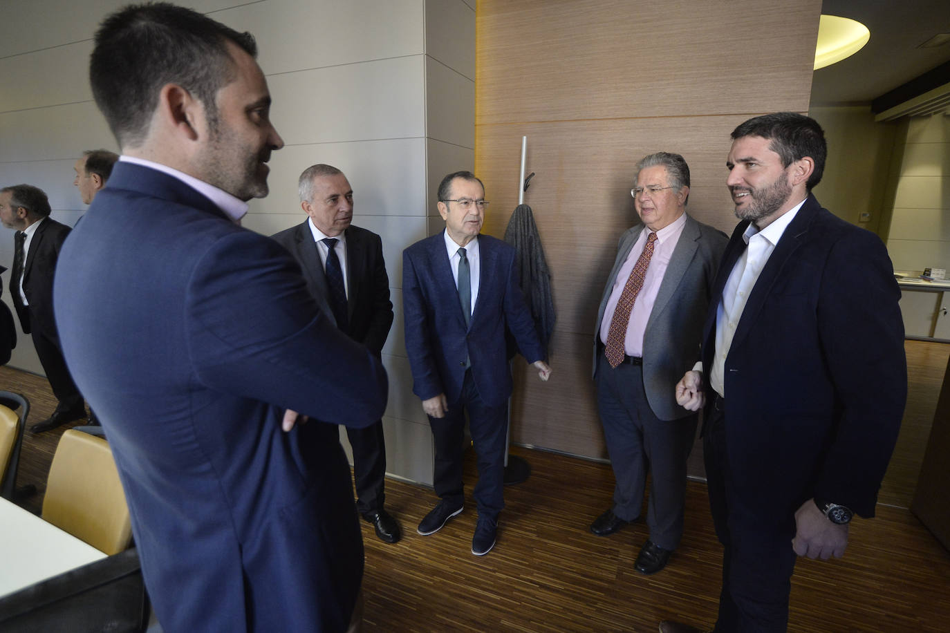 El consejero de Agua, Agricultura, Ganadería, Pesca y Medio Ambiente, Antonio Luengo, toma nota de las reivindicaciones de la industria alimentaria en el foro organizado por 'La Verdad' y Cajamar.