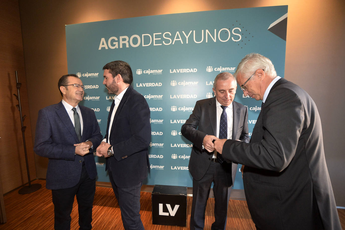 El consejero de Agua, Agricultura, Ganadería, Pesca y Medio Ambiente, Antonio Luengo, toma nota de las reivindicaciones de la industria alimentaria en el foro organizado por 'La Verdad' y Cajamar.
