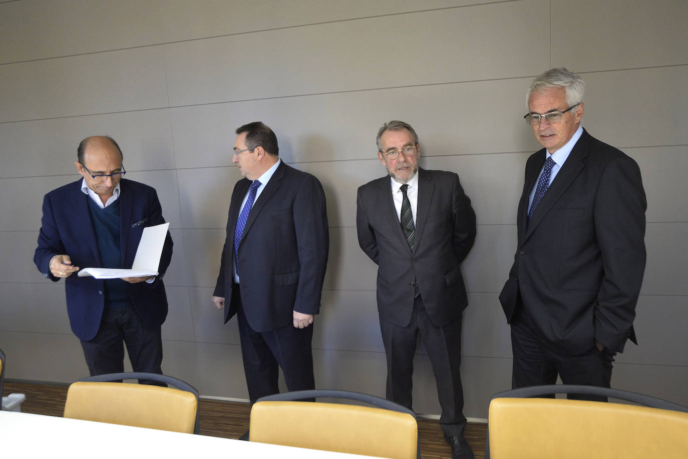 El consejero de Agua, Agricultura, Ganadería, Pesca y Medio Ambiente, Antonio Luengo, toma nota de las reivindicaciones de la industria alimentaria en el foro organizado por 'La Verdad' y Cajamar.