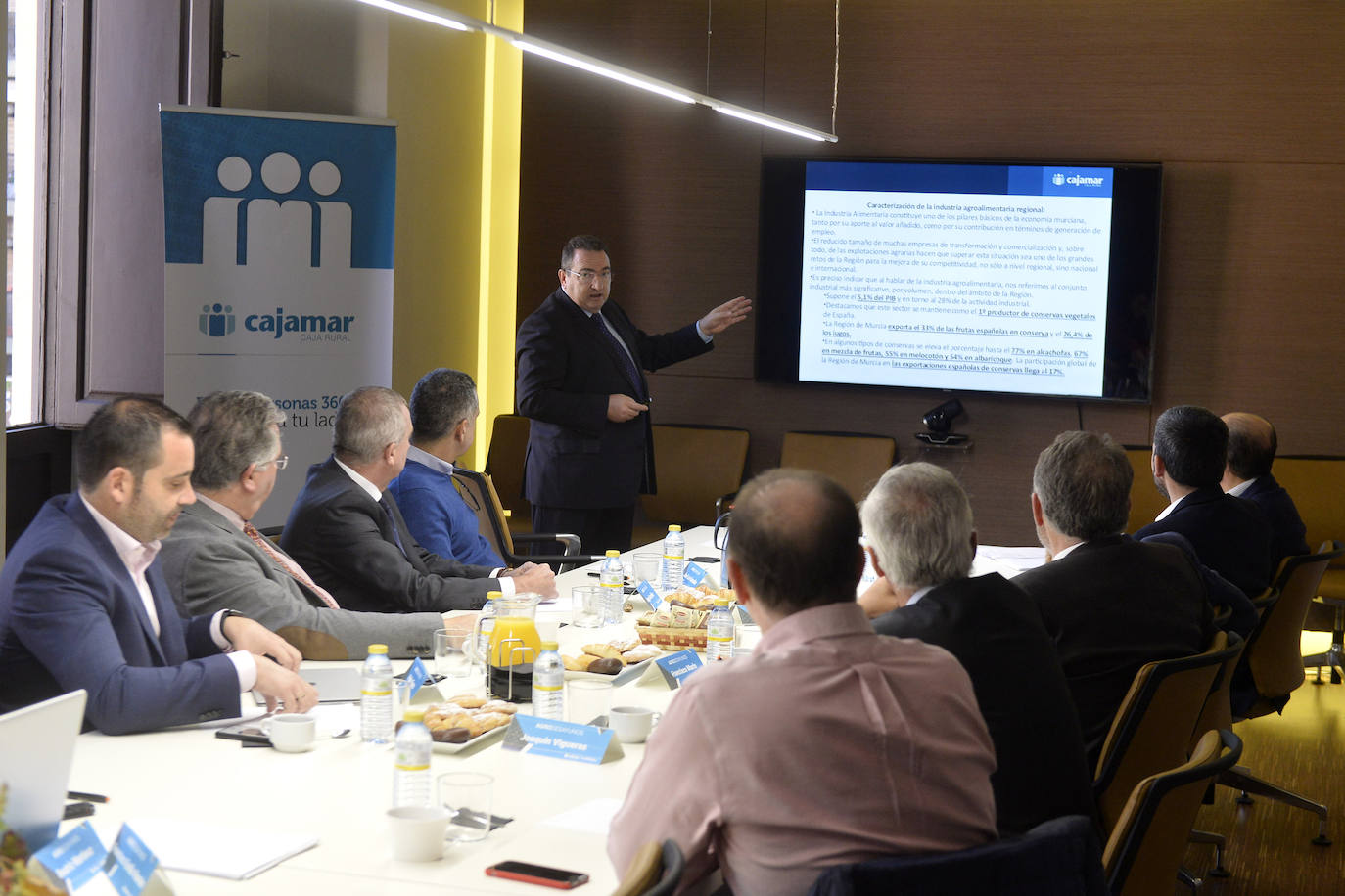 El consejero de Agua, Agricultura, Ganadería, Pesca y Medio Ambiente, Antonio Luengo, toma nota de las reivindicaciones de la industria alimentaria en el foro organizado por 'La Verdad' y Cajamar.