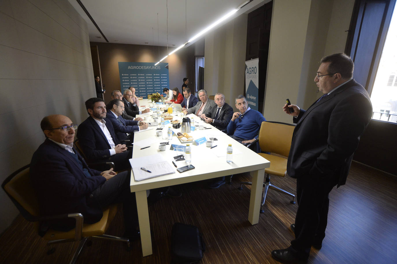 El consejero de Agua, Agricultura, Ganadería, Pesca y Medio Ambiente, Antonio Luengo, toma nota de las reivindicaciones de la industria alimentaria en el foro organizado por 'La Verdad' y Cajamar.