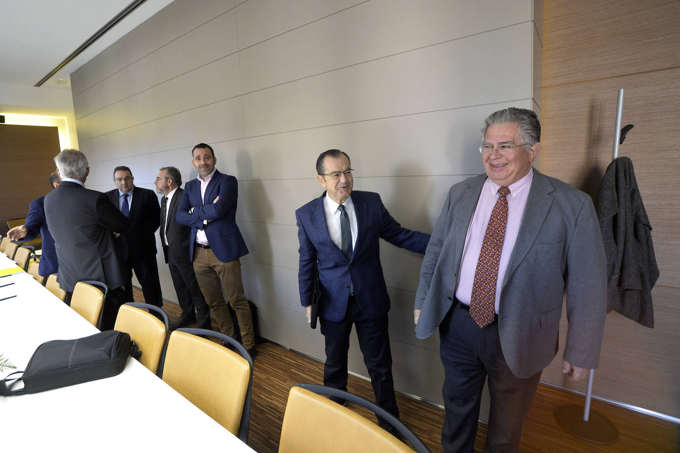 El consejero de Agua, Agricultura, Ganadería, Pesca y Medio Ambiente, Antonio Luengo, toma nota de las reivindicaciones de la industria alimentaria en el foro organizado por 'La Verdad' y Cajamar.