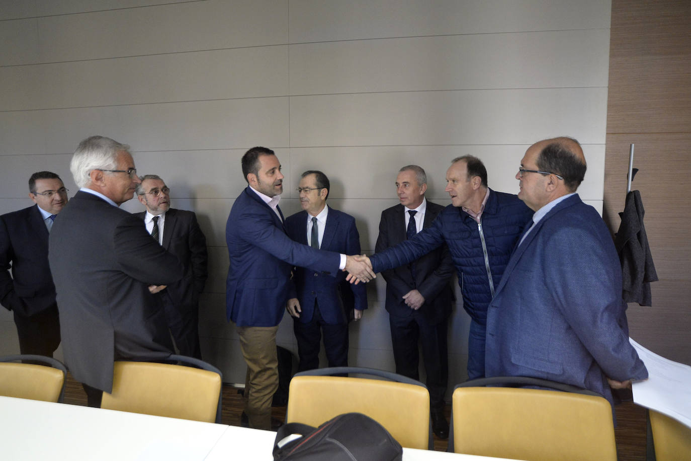 El consejero de Agua, Agricultura, Ganadería, Pesca y Medio Ambiente, Antonio Luengo, toma nota de las reivindicaciones de la industria alimentaria en el foro organizado por 'La Verdad' y Cajamar.