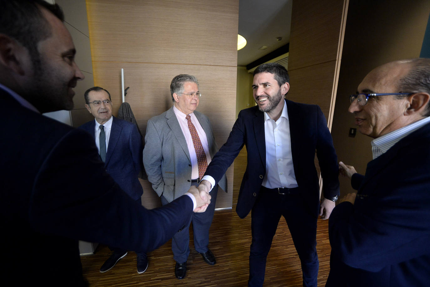 El consejero de Agua, Agricultura, Ganadería, Pesca y Medio Ambiente, Antonio Luengo, toma nota de las reivindicaciones de la industria alimentaria en el foro organizado por 'La Verdad' y Cajamar.