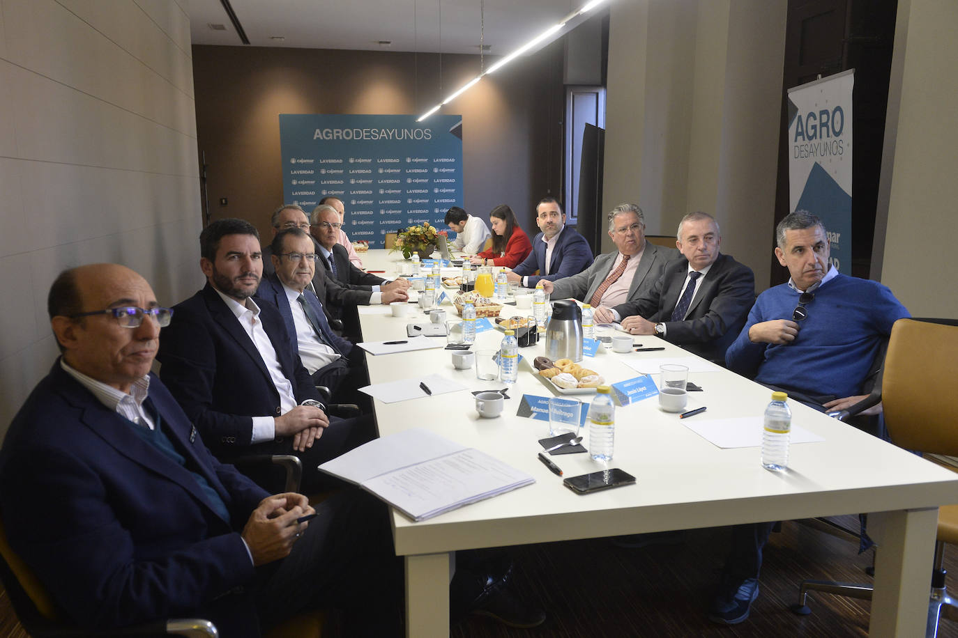 El consejero de Agua, Agricultura, Ganadería, Pesca y Medio Ambiente, Antonio Luengo, toma nota de las reivindicaciones de la industria alimentaria en el foro organizado por 'La Verdad' y Cajamar.