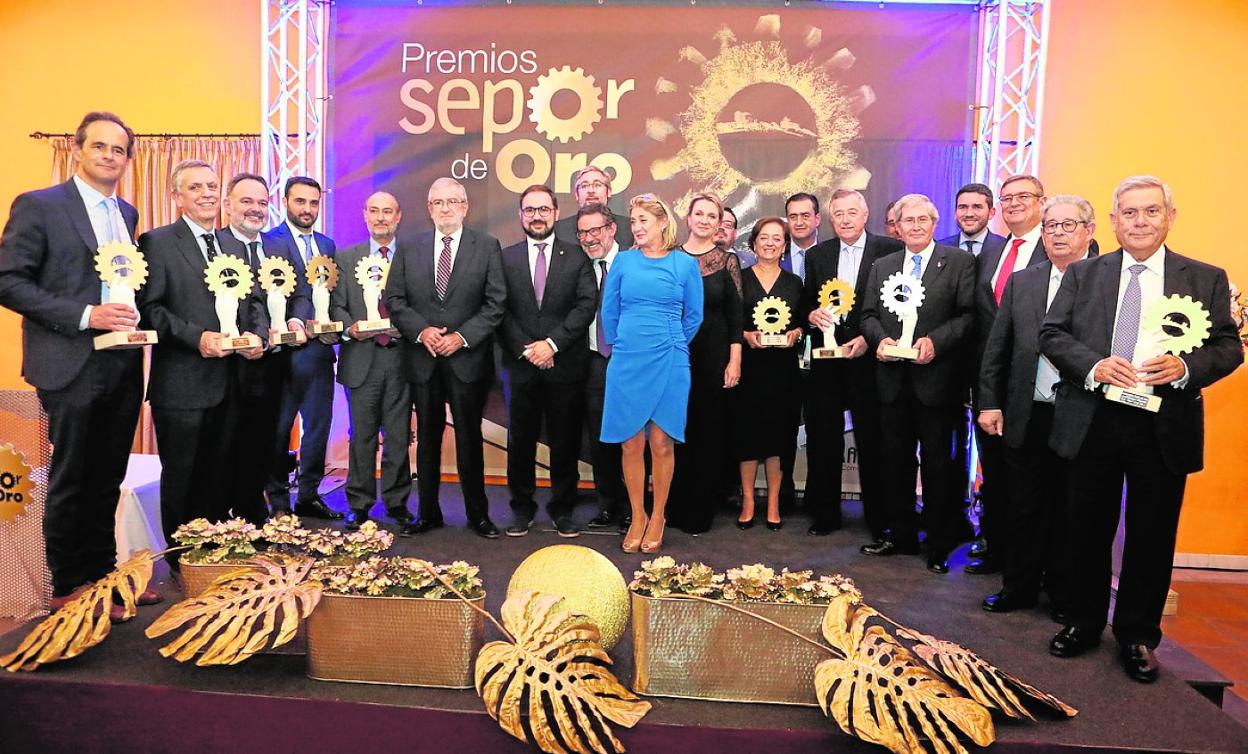 Autoridades y premiados durante la gala de entrega de los Sepor de Oro. 