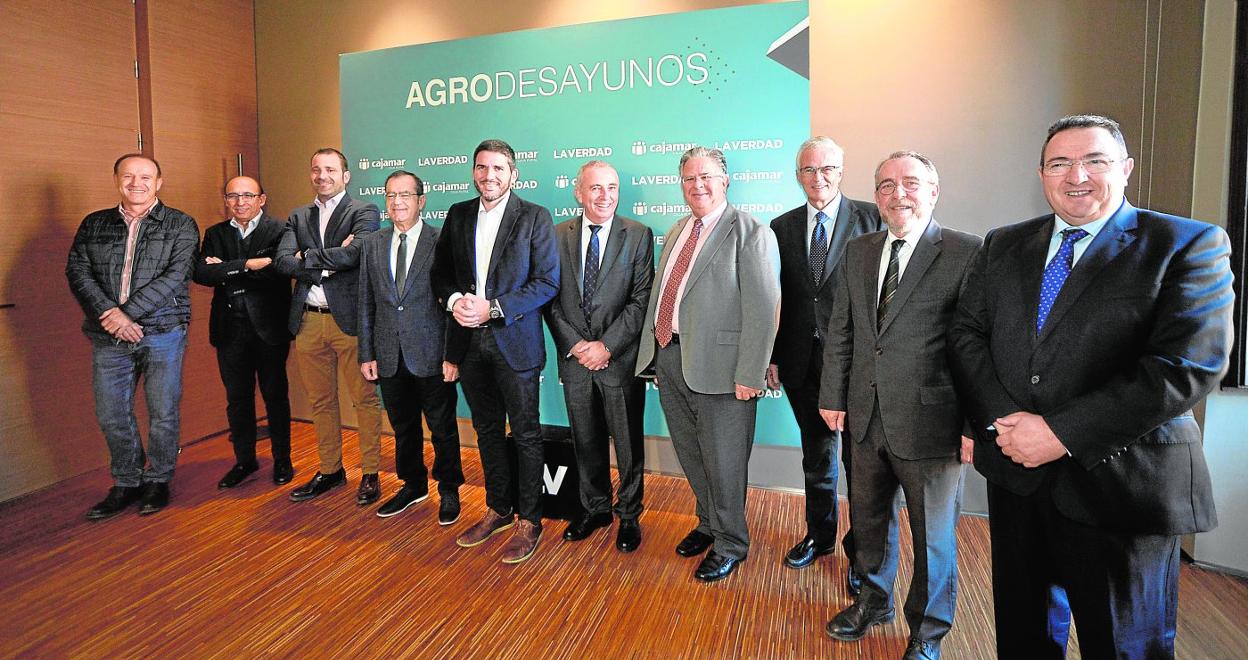 Pedro Herrera, Manuel Buitrago, Pablo Flores, José García Gómez, Antonio Luengo, Diego González, Manuel Peregrín, Joaquín Vigueras, Francisco Marín y Jesús López, ayer en la sede de Cajamar. 