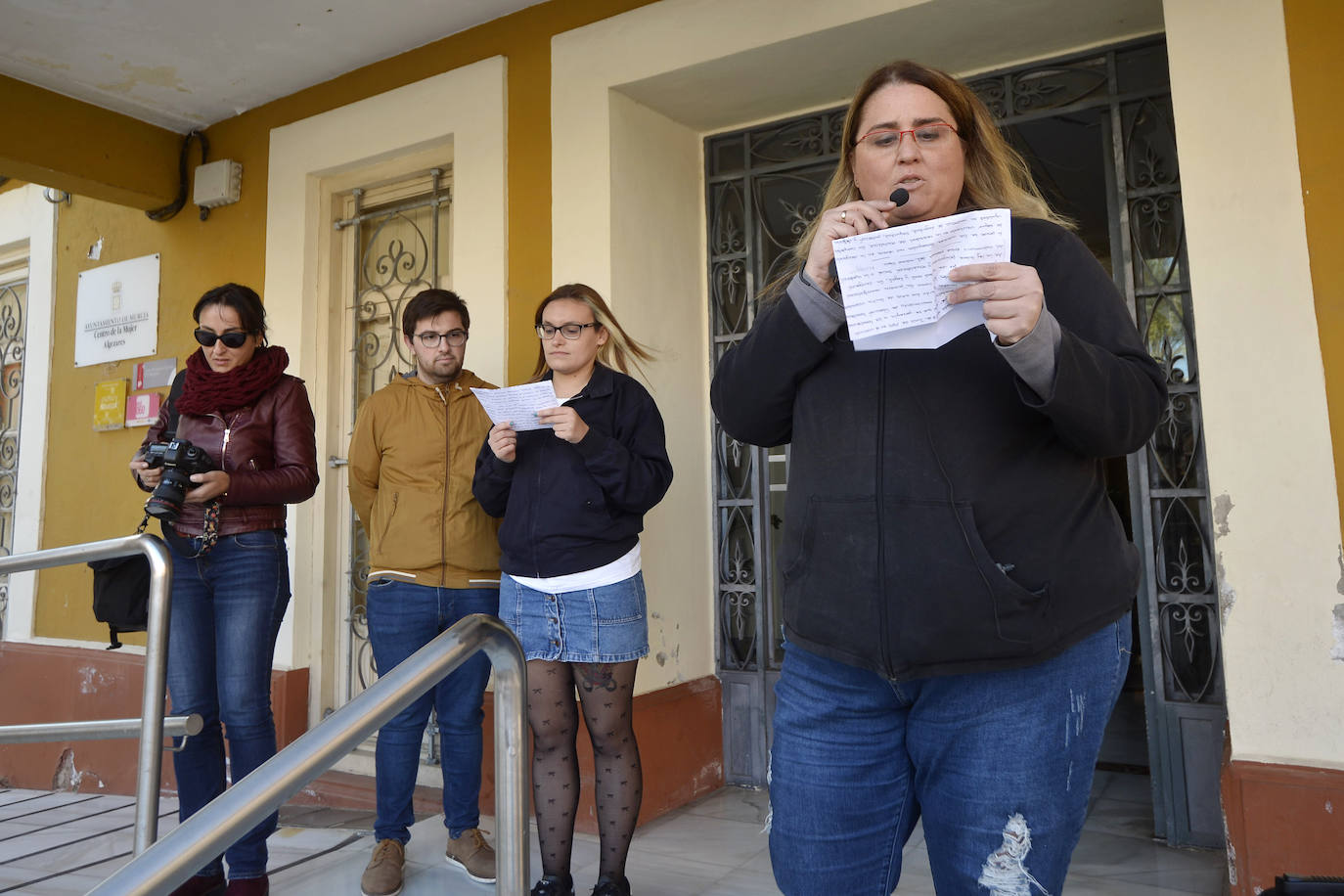 Los vecinos se concentran para mostrar su apoyo al socialista Juan José Garre, objeto el pasado martes de unos mensajes que le atacaban por condición sexual